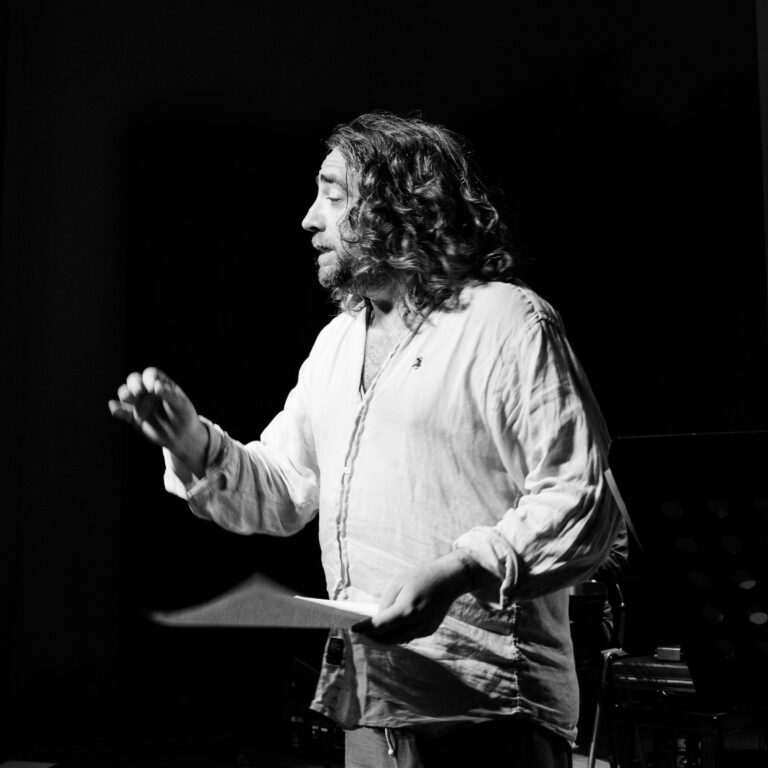Giulio Cavalli in scena in A casa loro