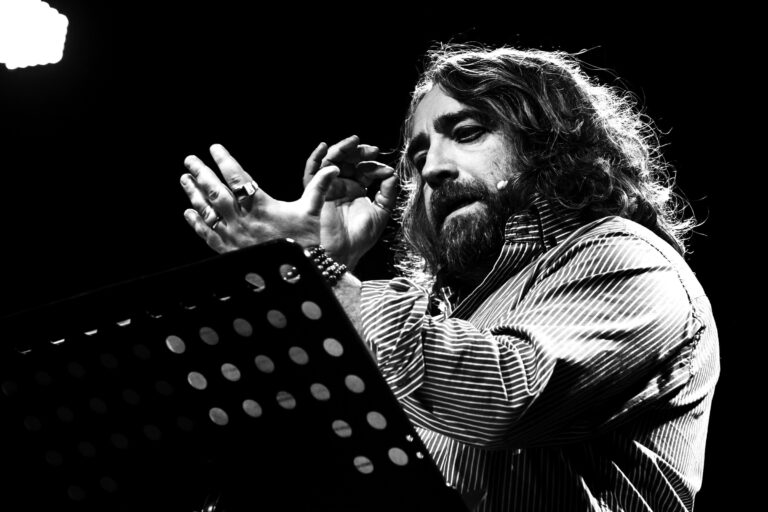 Giulio Cavalli in scena mentre racconta, Moussa in Paradiso